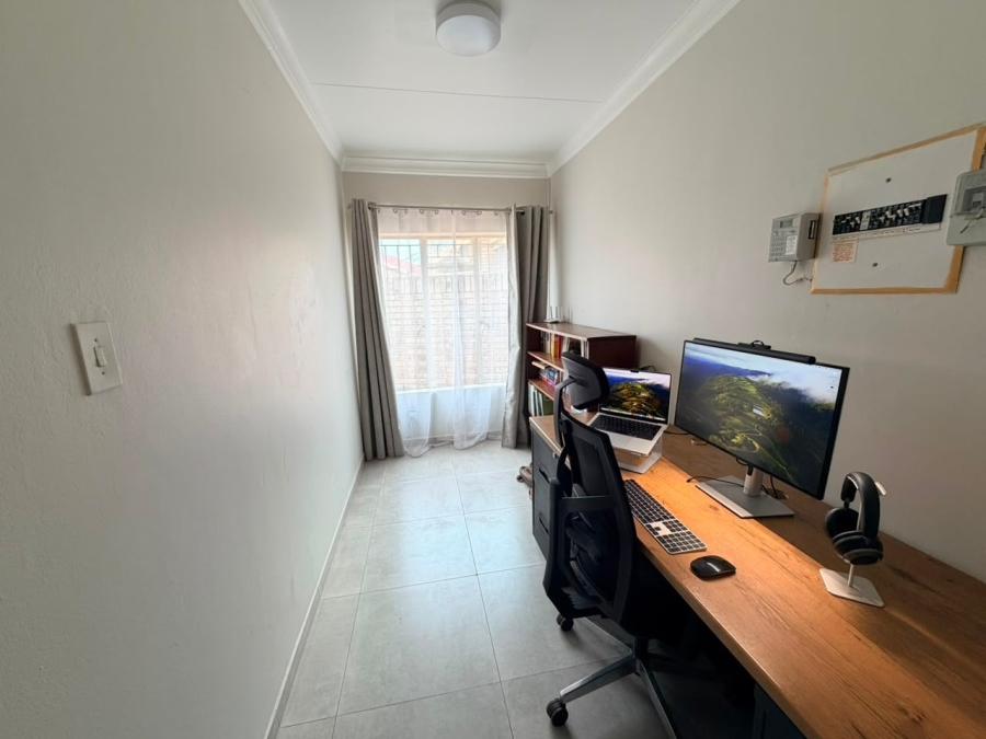 3 Bedroom Property for Sale in Kannoniers Park North West